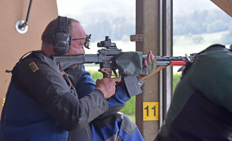 schuma-walt-kniend1i