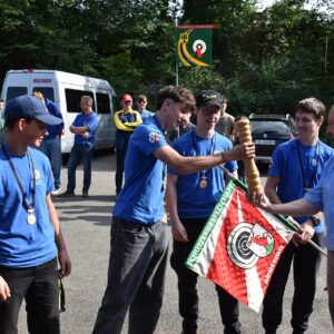 Die Sieger aus Ammerswil erhalten von Beni Kayser die Medaillen und den Wanderpokal 